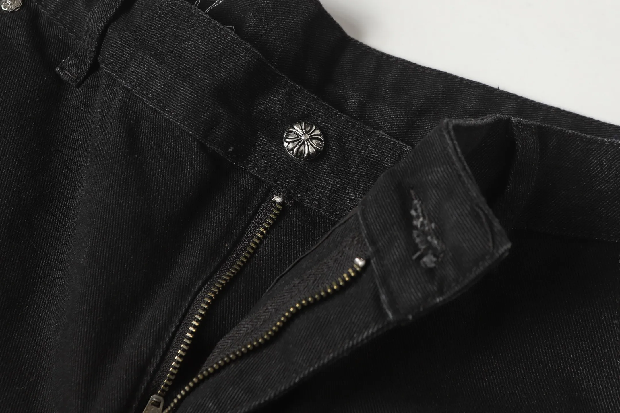 P280   跨境跑量款 追求质量请勿下单 -Chrome Hearts/克罗心十字架✝️贴皮绣洗水牛仔裤长裤休闲裤  -高克重高密度高品质 毛料柔软细腻亲肤 触感软糯丝滑 保暖性亲肤性极佳  -定织定染无色差 无论面料还是做工细节 碾压市面普通版本 -五金拉链辅料均为定制 细节满满  -Colour：洗水黑-Size: 28 30 32 34 36